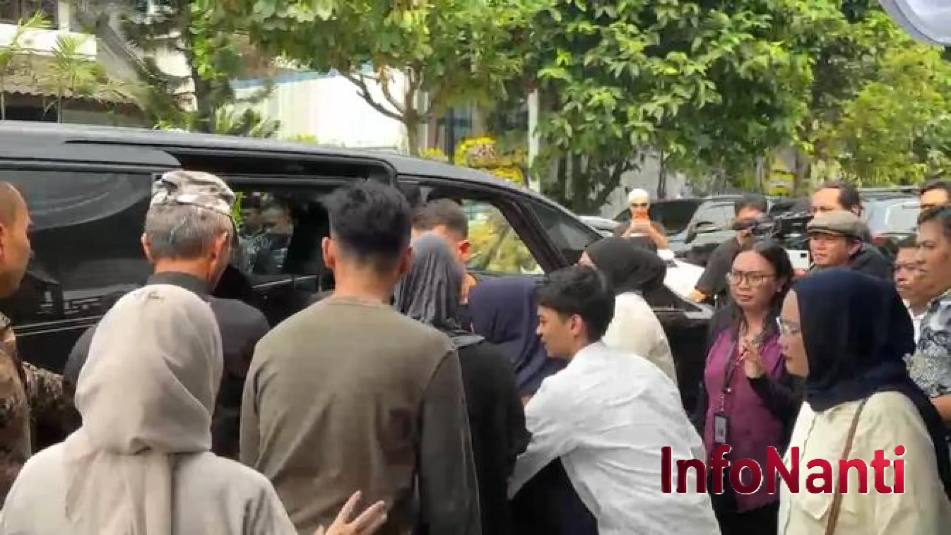 Perjalanan Terakhir Haerul Saleh: Isak Tangis dan Penghormatan Iringi Kepulangan Anggota BPK ke Kolaka