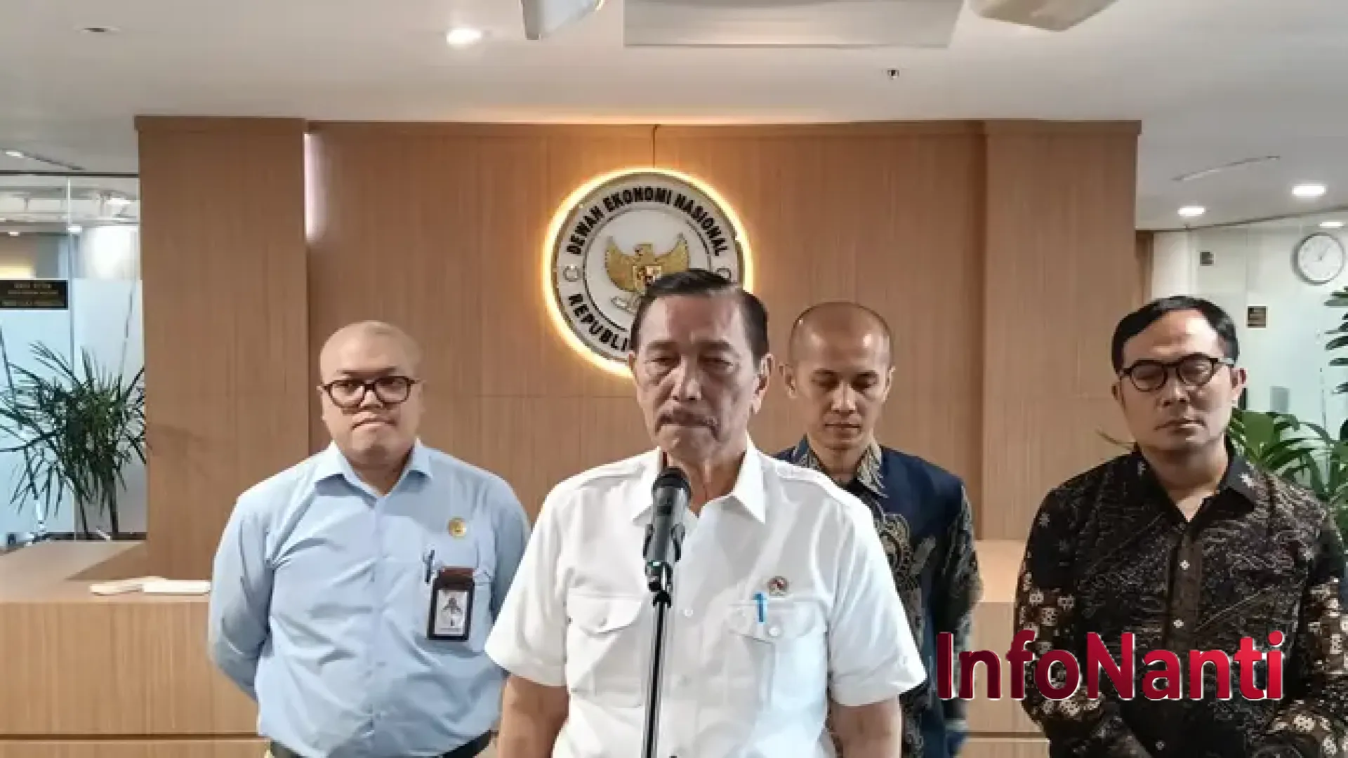Paradoks Pertumbuhan Ekonomi: Menguak Penyebab Lonjakan Angka Kemiskinan dan Strategi Mitigasi PHK Nasional