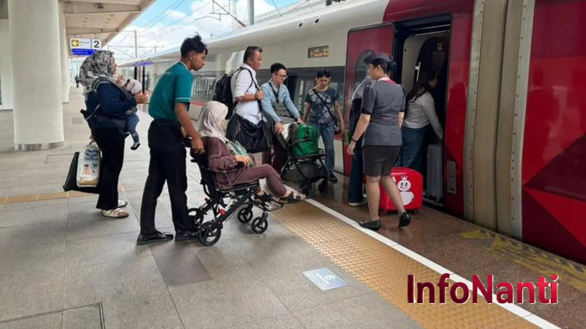 Aksi Nekat Penumpang Tahan Pintu Whoosh Berujung Kecaman, KCIC: Bisa Rusak Sistem Keamanan!