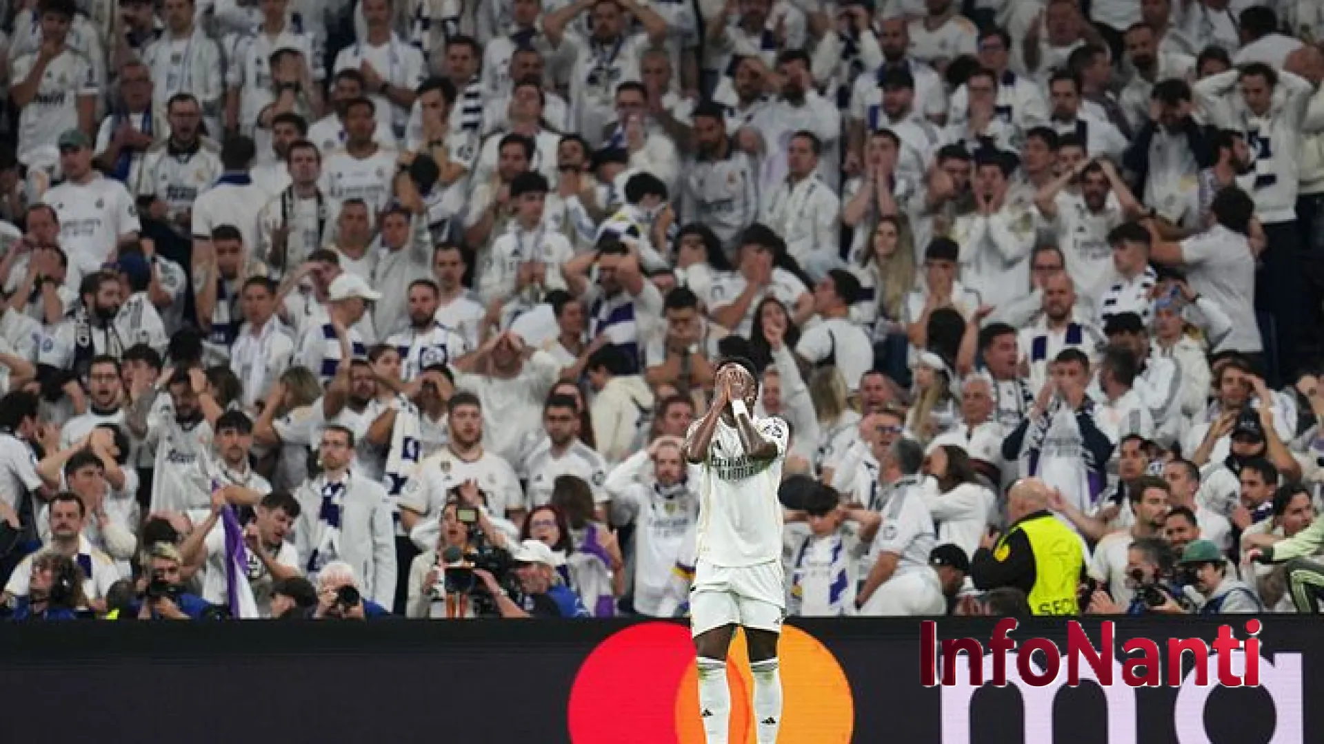 Ekspresi Muram Zinedine Zidane: Saksi Bisu Tumbangnya Real Madrid di Tangan Bayern Munich