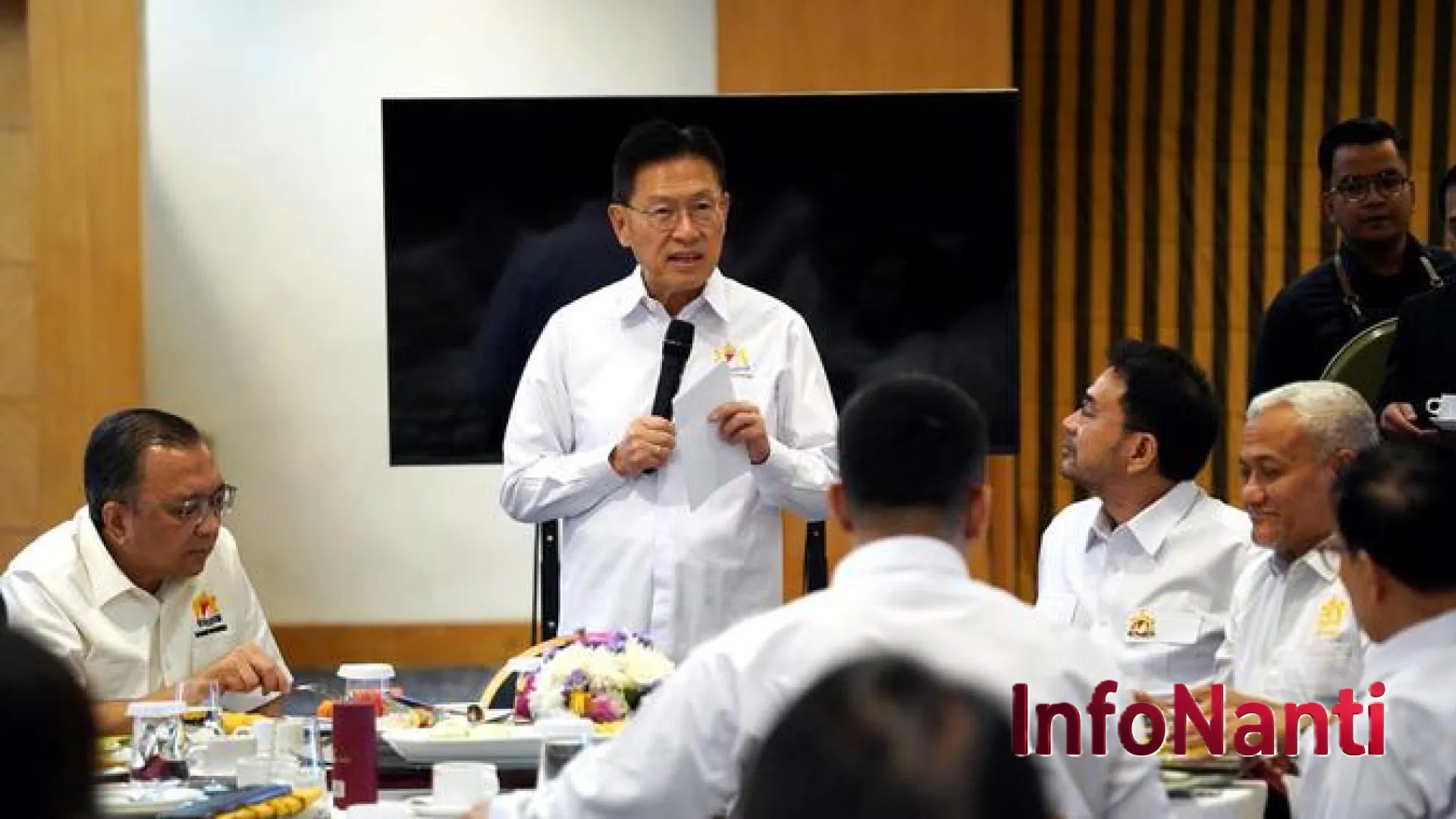 Kadin Indonesia Ungkap Rahasia Ketahanan Ekonomi: Fokus Konsumsi Domestik untuk Redam Badai Global